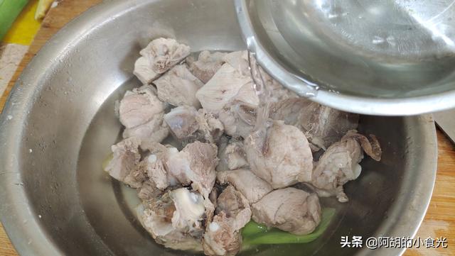 教你红枣花生排骨汤的做法优质，教你红枣花生排骨汤的做法优质视频（春天要喝“莲藕汤”）