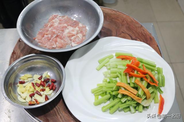 坐月子能吃芹菜吗，坐月子可以吃芹菜水饺吗（冬天多吃芹菜身体好）