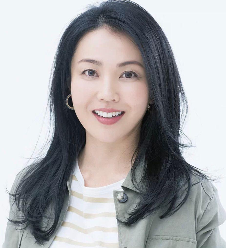 大妈感发型03:无刘海的密集卷发