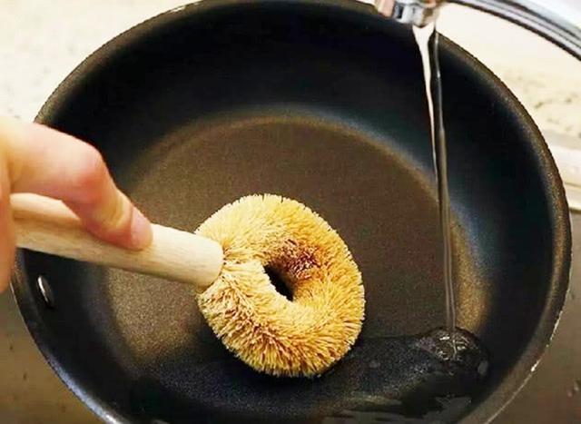 锅底烧糊的黑垢怎么去除，锅底的黑灰怎么样快速去除（用2个橘皮快速洗净）