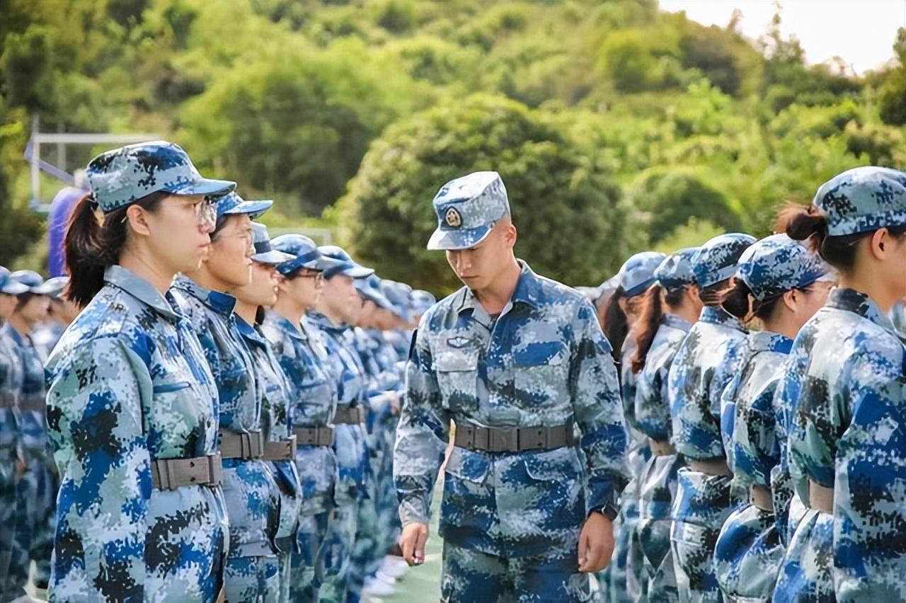 大学情侣学校接吻（女大学生军训间隙唱歌）