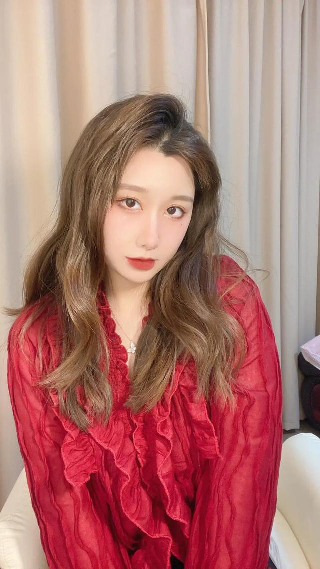 村庄里有一位好姑娘，村庄里有个美丽的姑娘叫花苏她习惯每天早上换个颜色衣服但有一天