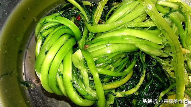 雪菜的腌制方法，雪菜的腌制过程（只放盐容易发黄变质）