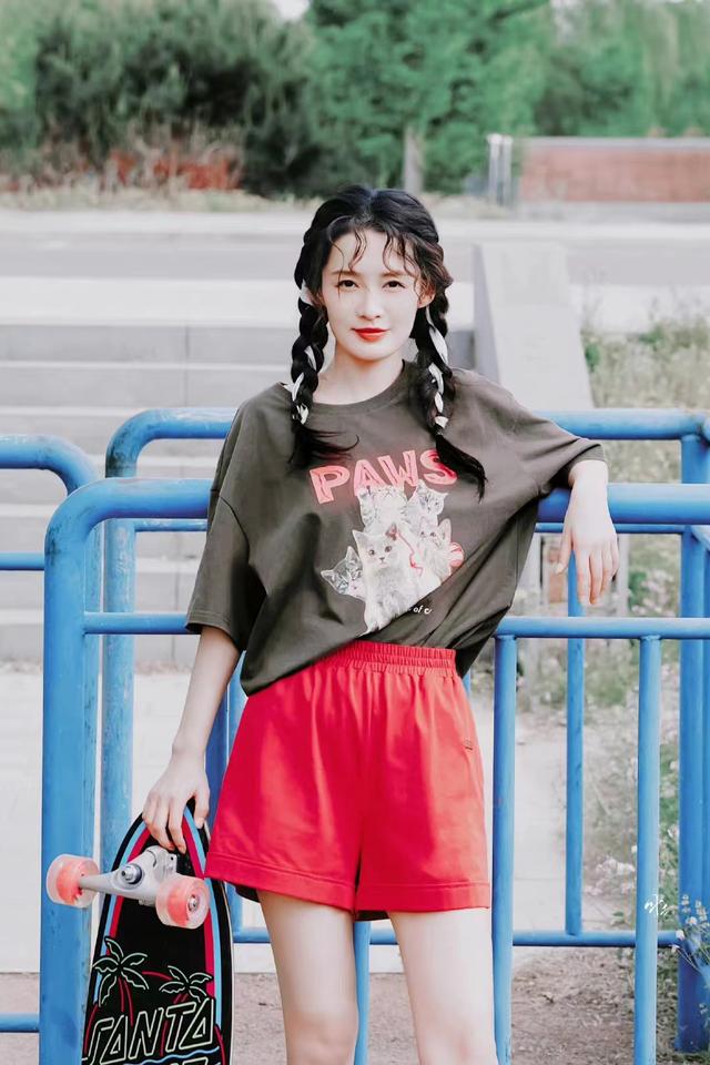 夏天穿红色t恤好看吗，夏天红色t恤怎么搭配（李沁咖啡色印花T恤配红色短裤）