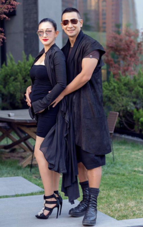 赵文卓老婆，穿情侣装陪老婆逛街（赵文卓老婆是丫蛋吗）