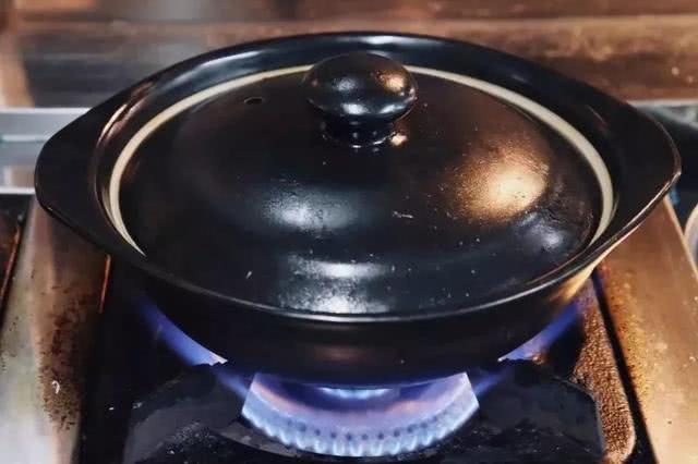 砂锅什么材质的好，金刚煲砂锅是什么材质（冬季煲汤砂锅选购指南）