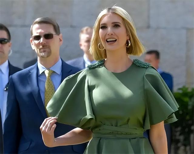 特朗普第一任妻子伊万卡简历，人前美丽端庄的伊万卡