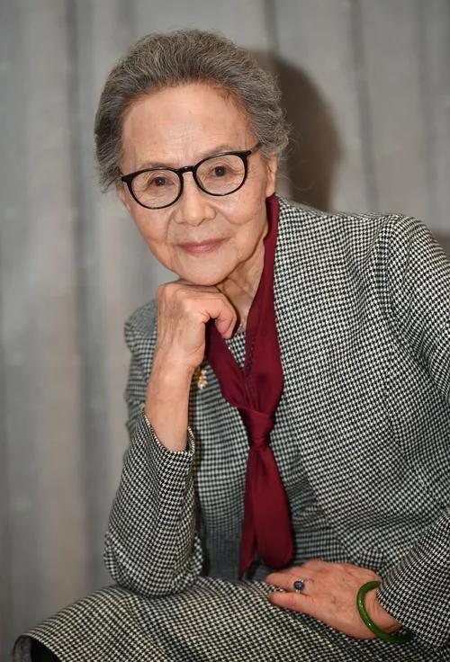 女人梦见自己穿新衣服很漂亮，女人梦见自己穿新衣服很漂亮合身（84岁“国民奶奶”真时髦）