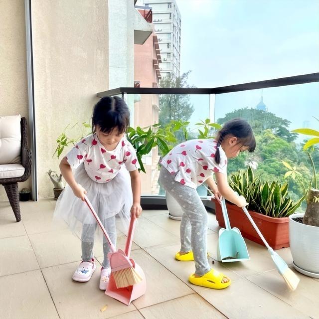 熊黛林为郭可颂庆生，与双胞胎女儿献吻老公，一家四口幸福同框