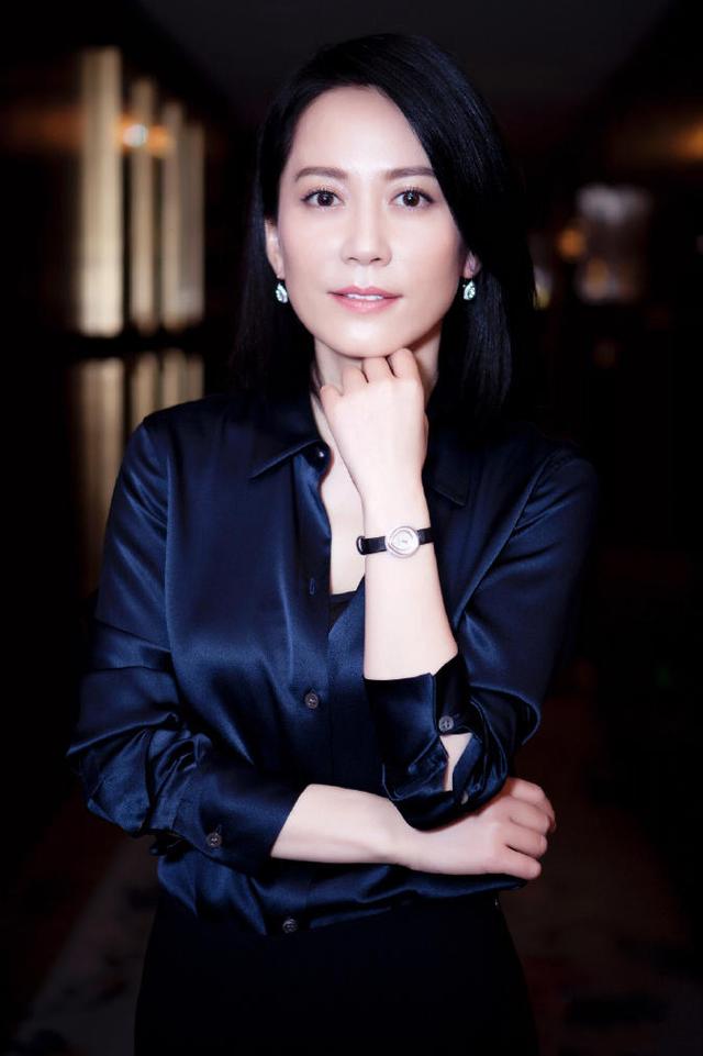 蓝色衬衣怎么搭配下身好看，女蓝色衬衫配什么好看（51岁俞飞鸿真是优雅到骨子里）