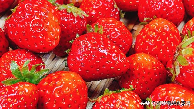 草莓怎么洗才干净，草莓怎么洗才干净呢（有人用面粉）