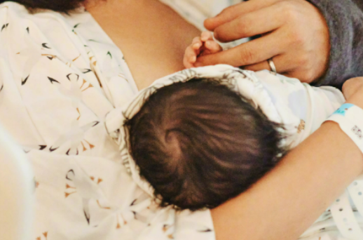 卢靖姗是几国混血吗，卢靖姗是中美混血吗（女儿小手紧握爸爸显温馨）