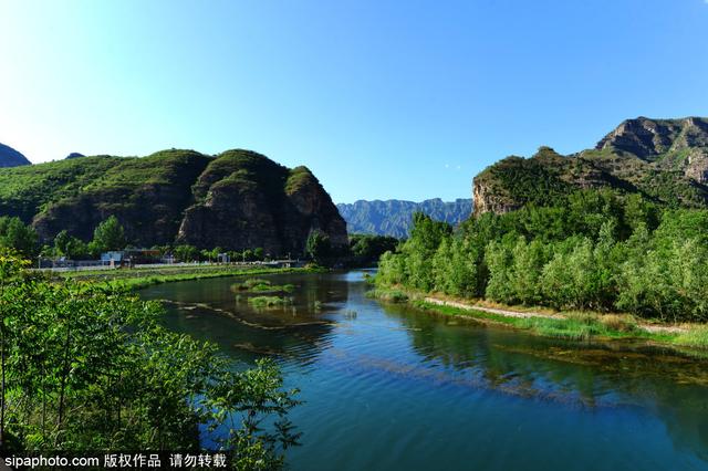 北京周边适合爬山的地方，溪水清澈、高山巍峨、树木苍翠