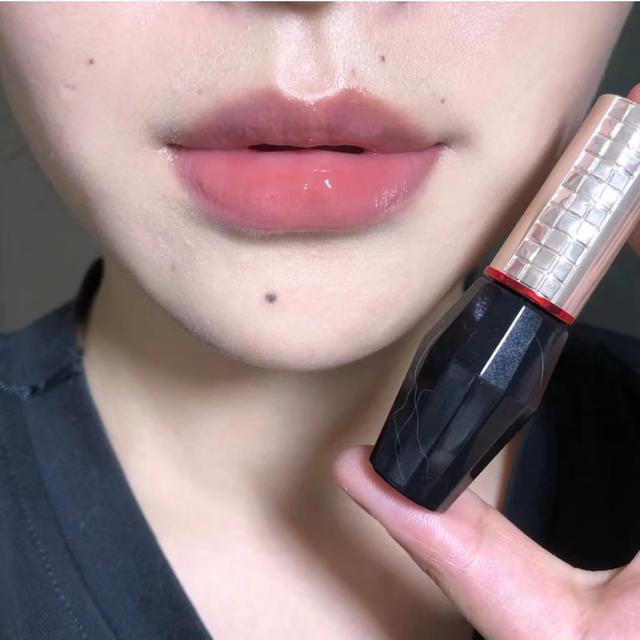 有哪些适合素颜的口红，适合素颜妆的口红（女人“素颜”必备的气质的单品）