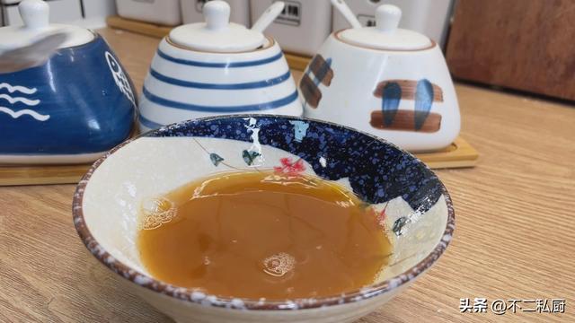 青椒炒蛋的做法，青椒炒鸡蛋的做法（偷学60岁厨师青椒炒鸡蛋的做法）