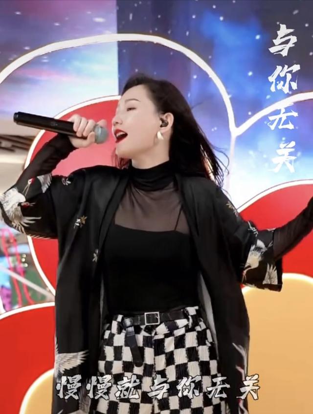 首届超女十强歌手摆摊直播，商场嗨唱太吵闹，被曝遭投诉后换场地