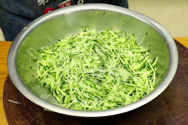 芹菜素馅饺子的做法，一斤芹菜素馅饺子的做法大全（头伏的饺子用这2种菜调馅,比韭菜鲜、比白菜嫩,鲜香不腻全家爱吃）