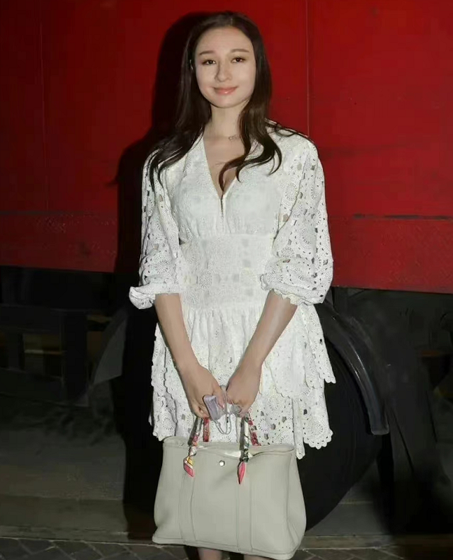 明星父女颜值对比黄多多，邱淑贞女儿大长腿