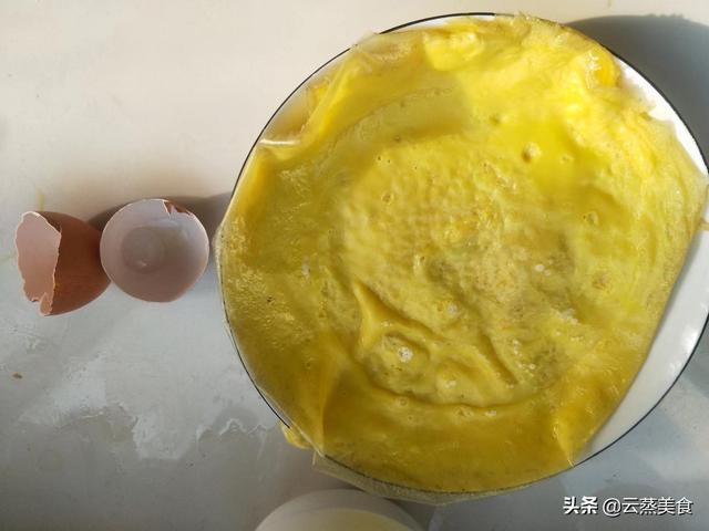 鸡蛋皮的做法摊鸡蛋皮的做法，如何摊鸡蛋皮的做法窍门（摊蛋皮薄而不破）