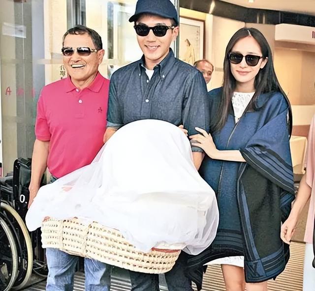 刘恺威与杨幂离婚4年：他单身抚养女儿，她情感沧桑依旧红