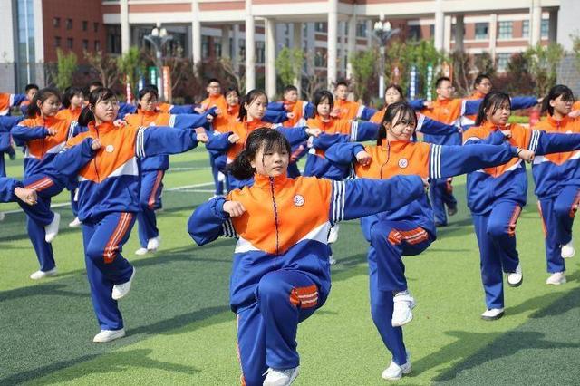 中学生广播体操舞动青春，第三套中学生广播体操《舞动青春》的做法（展现风貌—濮阳市第十中学“舞动青春”广播操比赛）