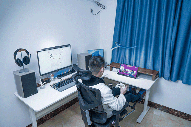 如何实现一台电脑多屏显示，如何实现一台电脑多屏显示同步（双屏无线办公桌面搭建）