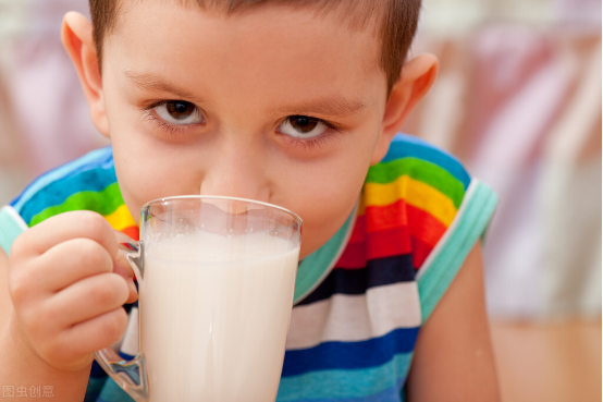 晚上喝纯牛奶好吗，常喝纯牛奶有啥好处（中老年人喝牛奶）