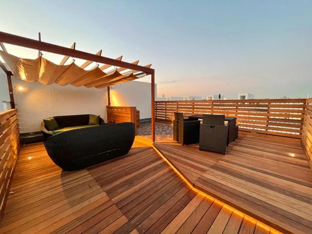 装修地面可以贴什么材料，装修地面可以贴什么材料墙（防腐木+地砖拼铺地面）