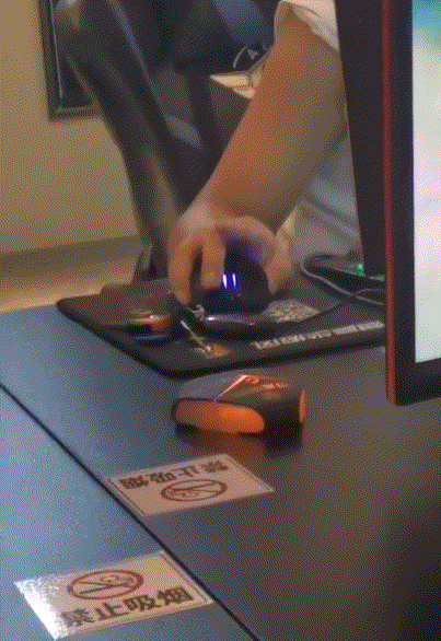 小耳朵是什么意思，微信界面有个小耳朵是什么意思（看着都不像一个人好吗）