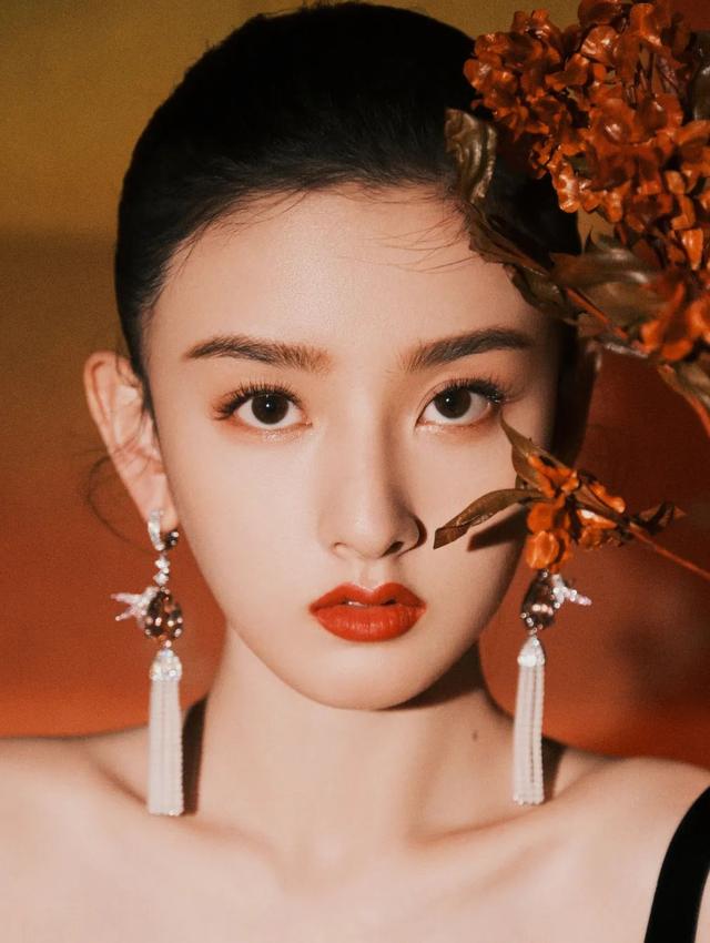 如何化彩妆，如何化彩妆教程视频教程（新手一看就会的4个万能妆容公式）