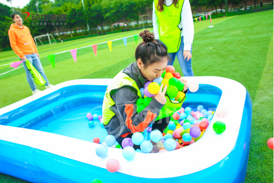 联欢会上的小游戏，篝火晚会趣味小游戏（年会上绝对不冷场的小游戏）