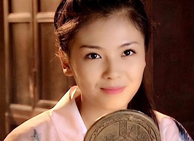 阿朱别尬演，她像苦情剧女主，她扮相又土又俗，她让人意难平