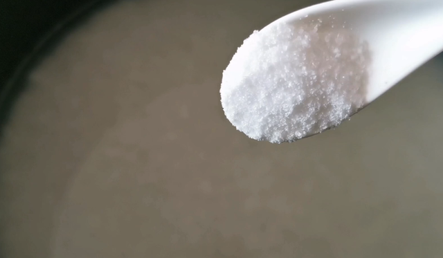 做米饭放多少水，做4个人的米饭放多少水合适（教你加这3样东西）