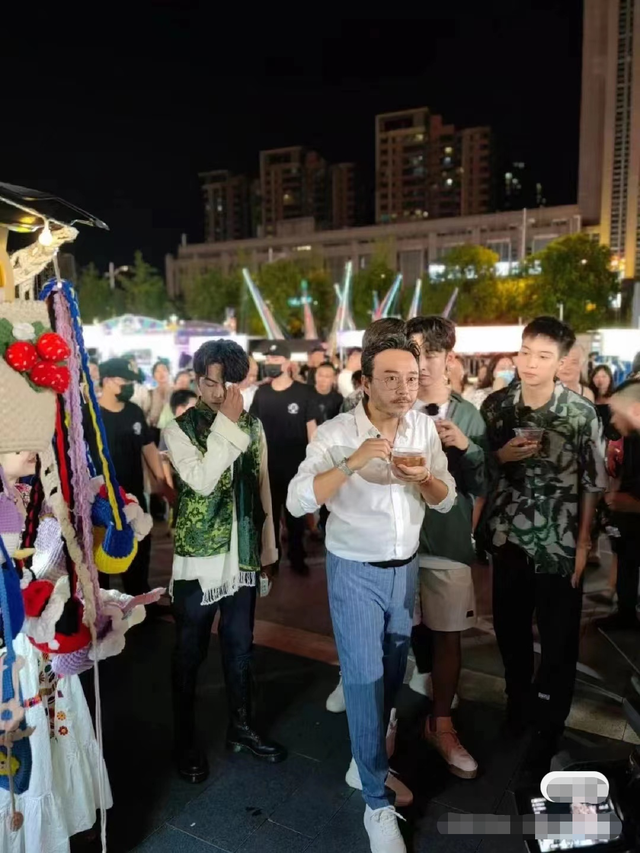 何炅新浪微博，何炅新浪微博粉丝（48岁何炅娇小似女生）