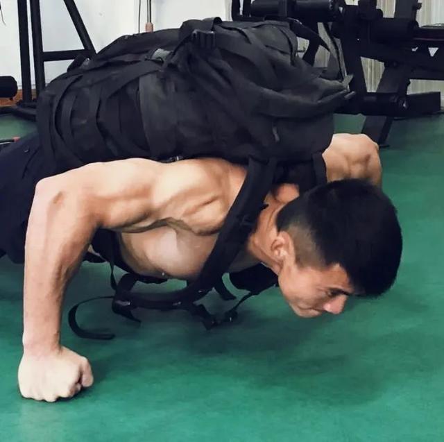 俯卧撑世界纪录，同样是吉尼斯世界纪录（单臂俯卧撑1分钟107个）