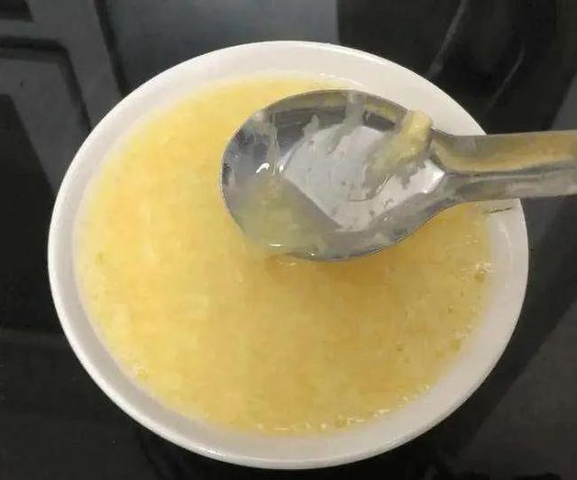 早上喝鸡蛋泡糖水好吗，早上喝鸡蛋泡糖水好吗空腹（一碗加蜂蜜和香油的白开水冲鸡蛋）