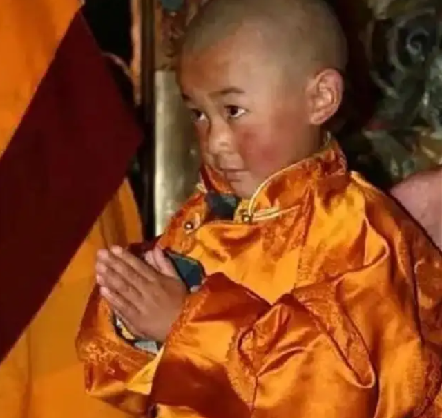 金瓶掣签怎么选灵童，什么是金瓶挚签（西藏6岁男孩被认定为转世灵童）