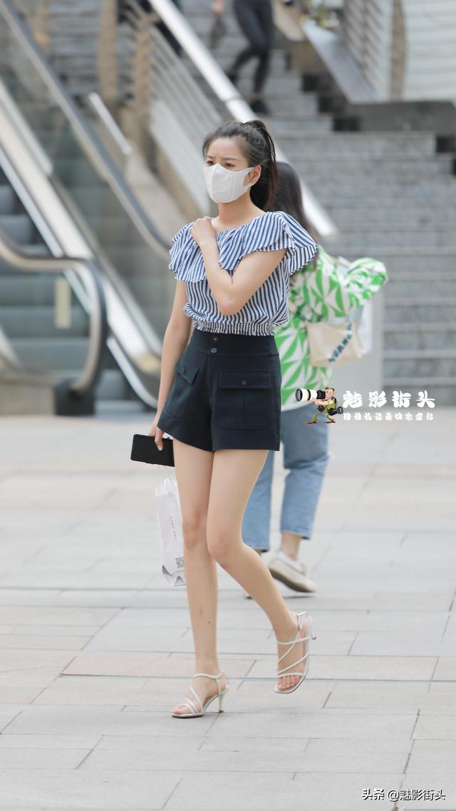 高腰短裤怎么搭配,白色高腰短裤怎么搭配上衣(高腰短裤搭配细跟凉鞋)