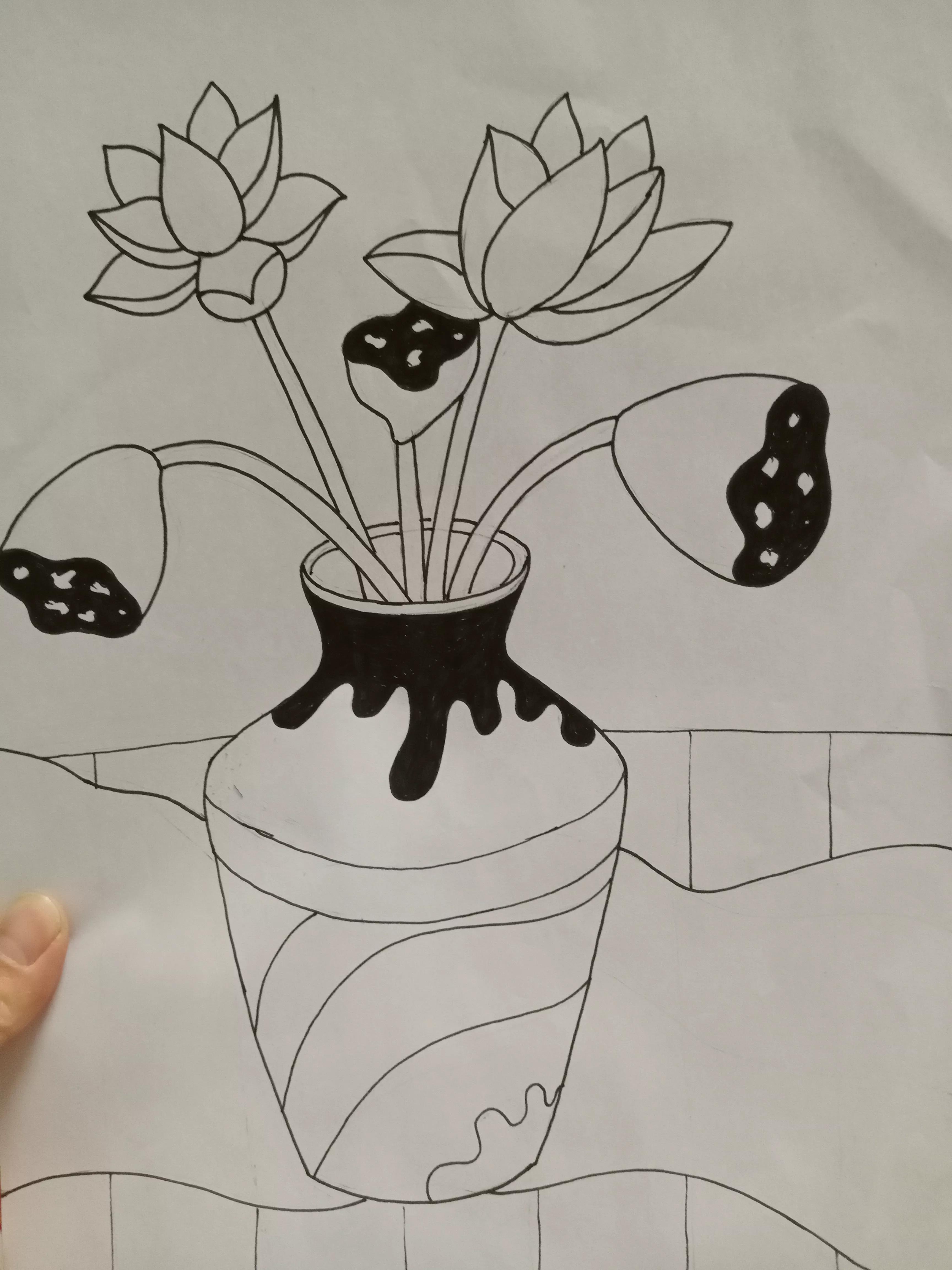 花瓶怎么画好看又简单，怎么画花瓶简笔画（多步骤详细解说线描画《花瓶和花》的画法）