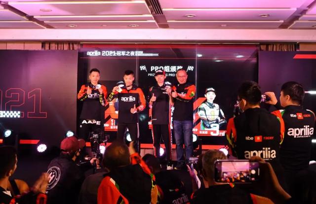 如何成为一名职业赛车手，怎么成为职业赛车手（原来普通人也可以成为专业车手）