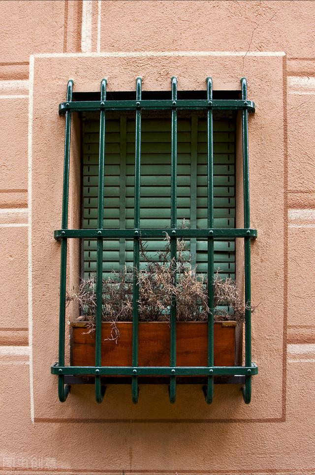 卧室阳台封闭式好还是开放式好，卧室阳台是封闭好还是不封闭好（封闭式阳台好还是开放式好——安全性有很大不同）