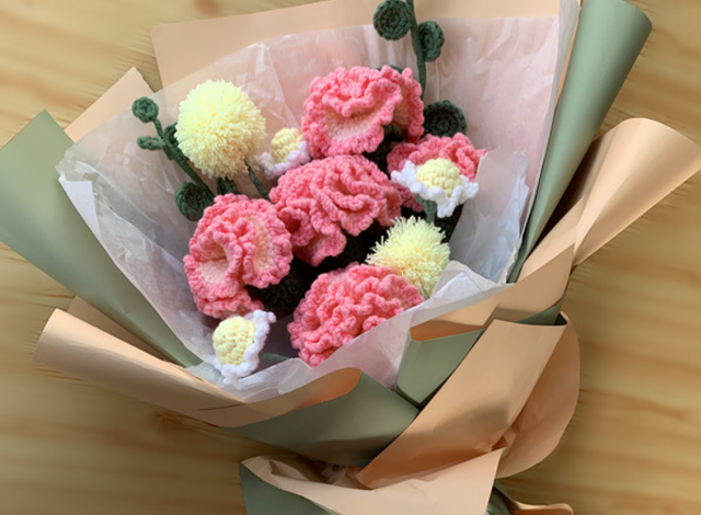 包花束教程是什么，包花束的包法图解步骤简单（1加1手作--康乃馨花束钩织方法）