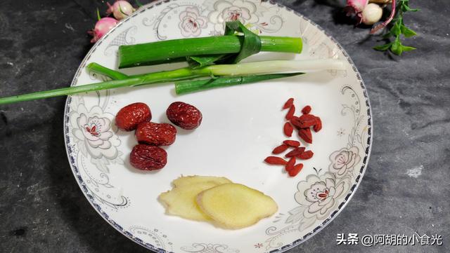 黄豆炖猪脚功效，黄豆猪手汤：一碗好汤