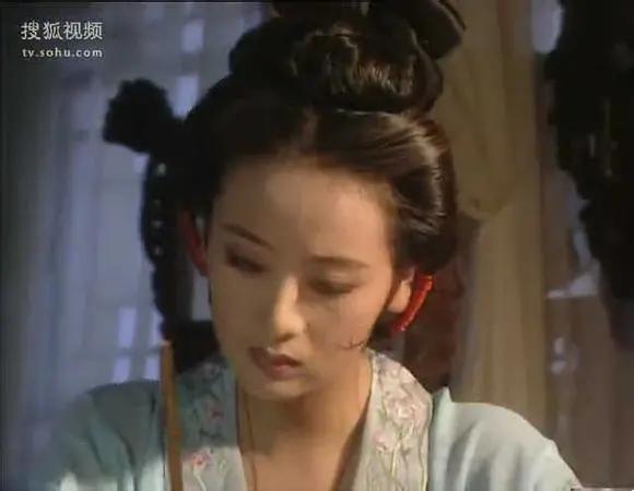 古代步摇图片，日本艺妓她们头上戴的发饰名称。那个圆球和那些像步摇的东西叫什么名字。（步摇、花钿、折股钗、凤簪、梳篦、花冠）