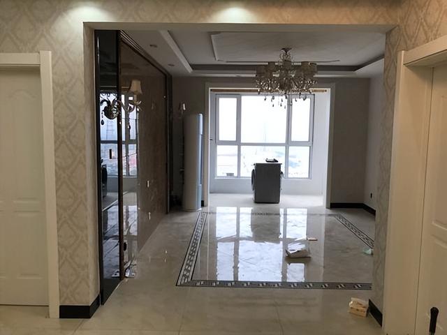 自己动手给客厅做美缝，自己动手给客厅做美缝好吗（老公为省钱自己做瓷砖美缝）