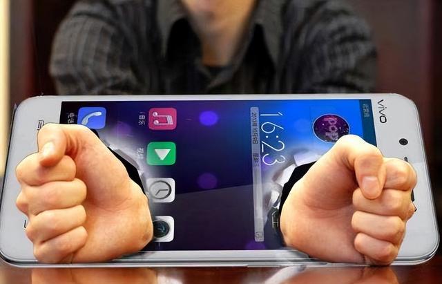 孩子手机瘾大_孩子玩手机上瘾会有什么后果_孩子玩手机上隐怎么办