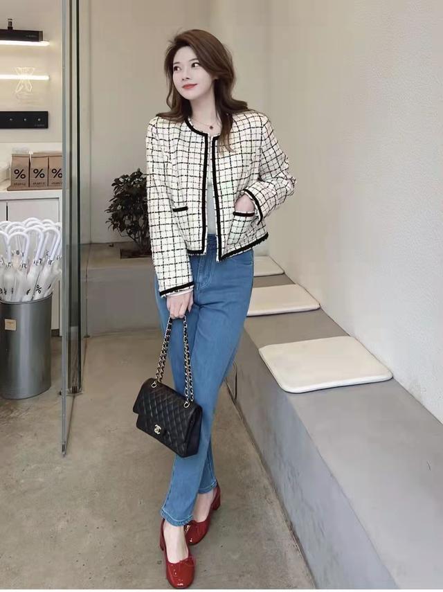 浅色牛仔裤配什么颜色的上衣，浅色牛仔裤如何搭配上衣（浅蓝色牛仔裤配什么上衣好看）