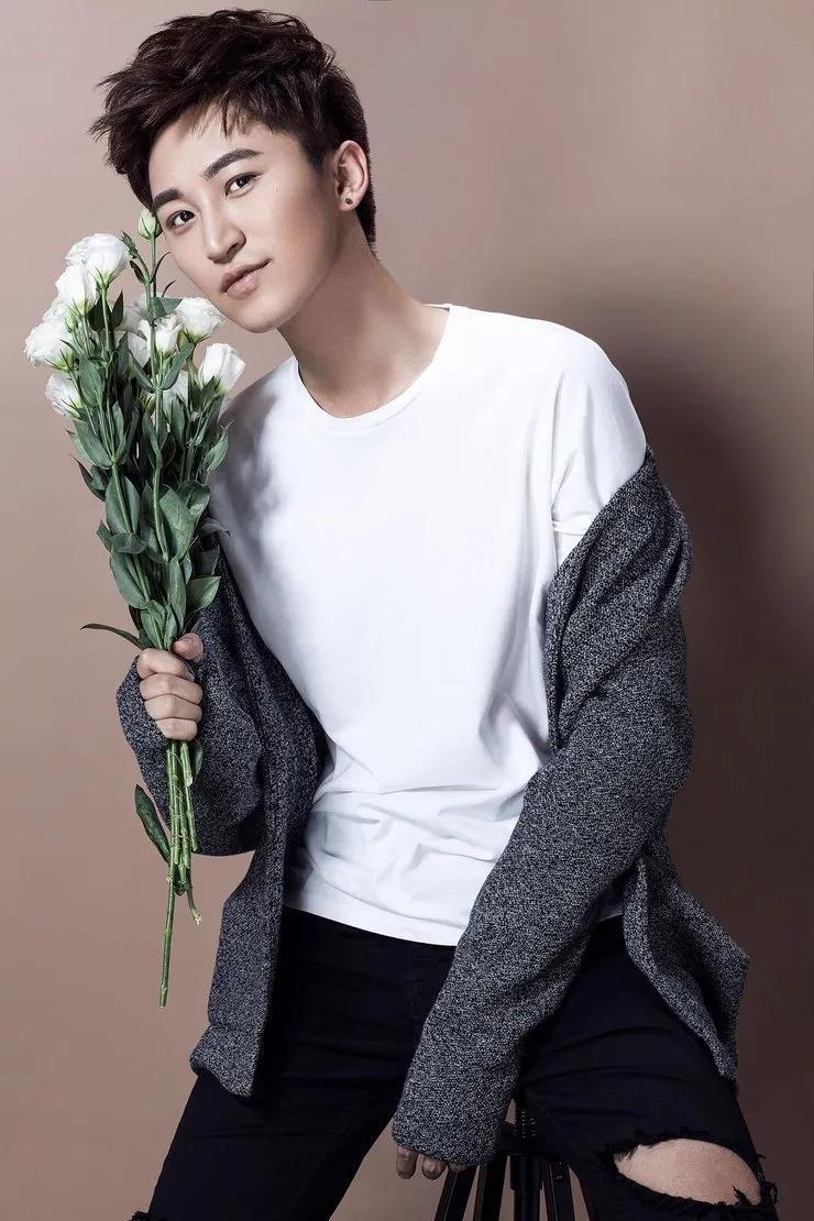 帅帅帅第四,男二代超, 暖暖的帅气,换个发型很不一样呢第三,女儿 吴优