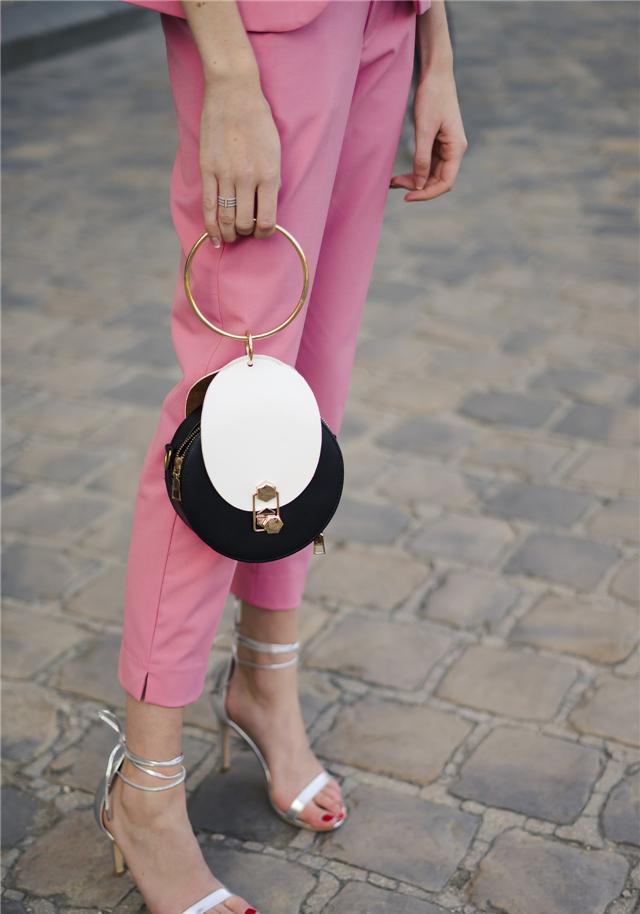 脚宽穿什么凉拖好看，脚宽穿什么凉鞋好看图片（这3款凉鞋火到不行）