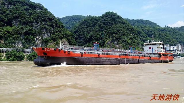 葛洲坝和三峡大坝，长江的水利枢纽三峡葛洲坝（湖北宜昌：乘船过葛洲坝）